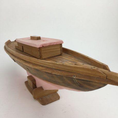 !930's model pond yacht hull without rigging on stand